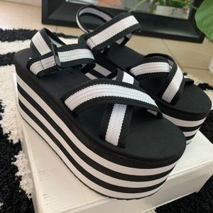 YRU PRIZM PLATFORM SANDAL